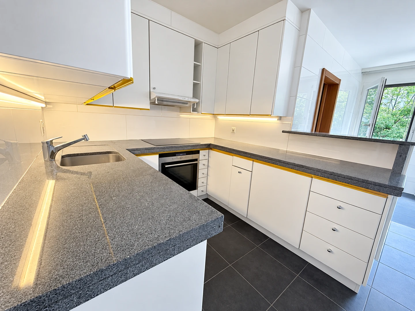 Elegant and spacious flat in Conches - Property photo 5