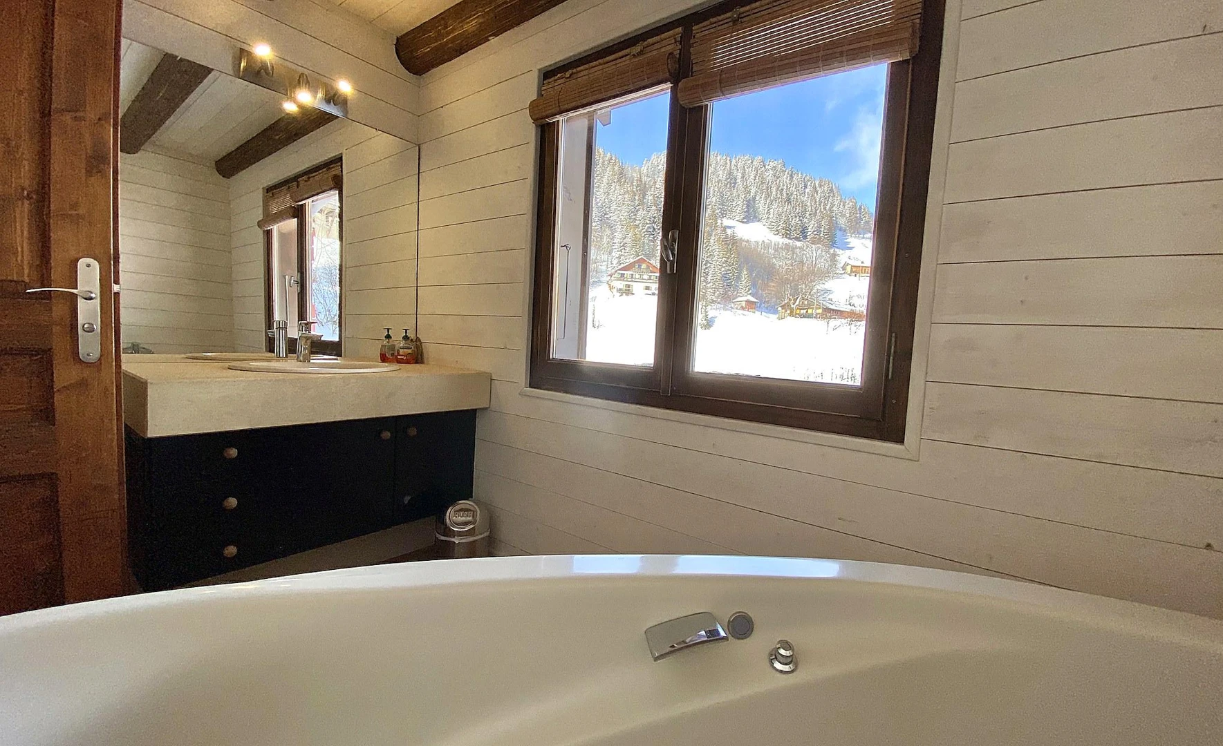 LUXURY MOUNTAIN CHALET LOCATED DIRECTLY ON A SKI SLOPE - Property photo 4