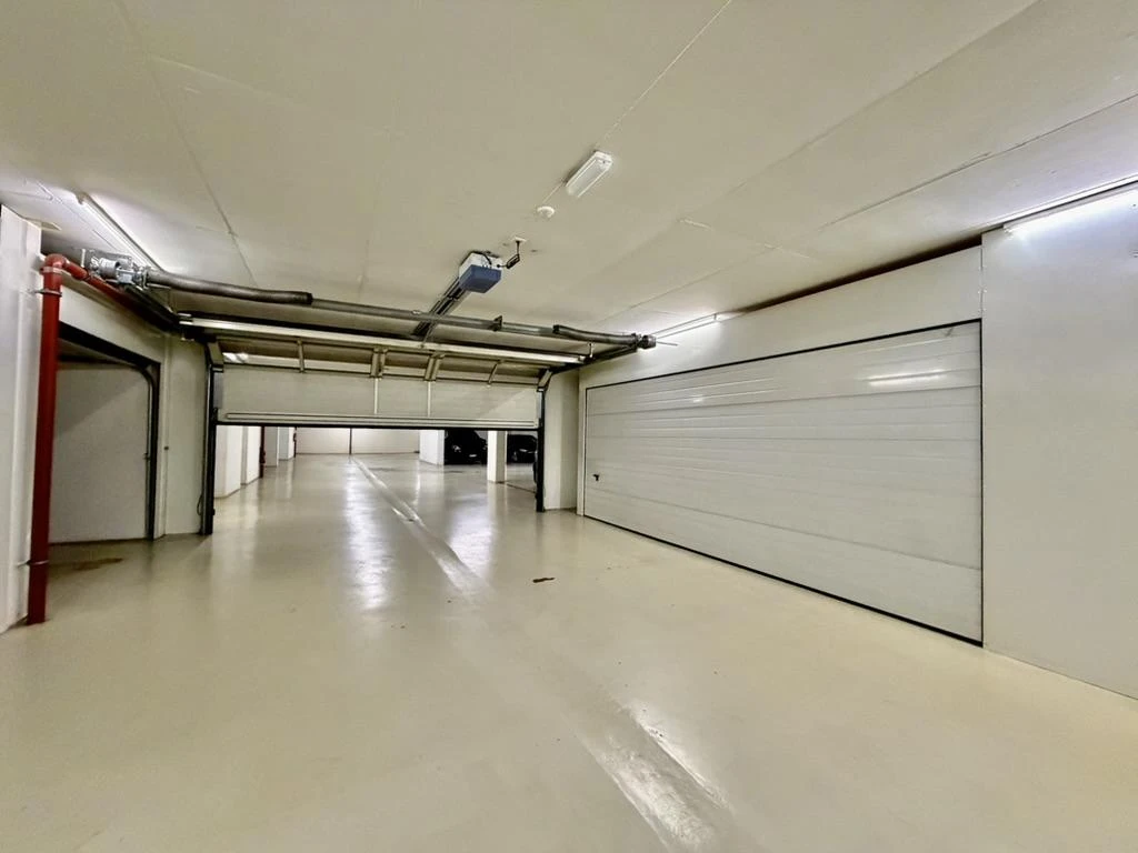 Spacious closed garage for sale in Florissant. - Property photo 1