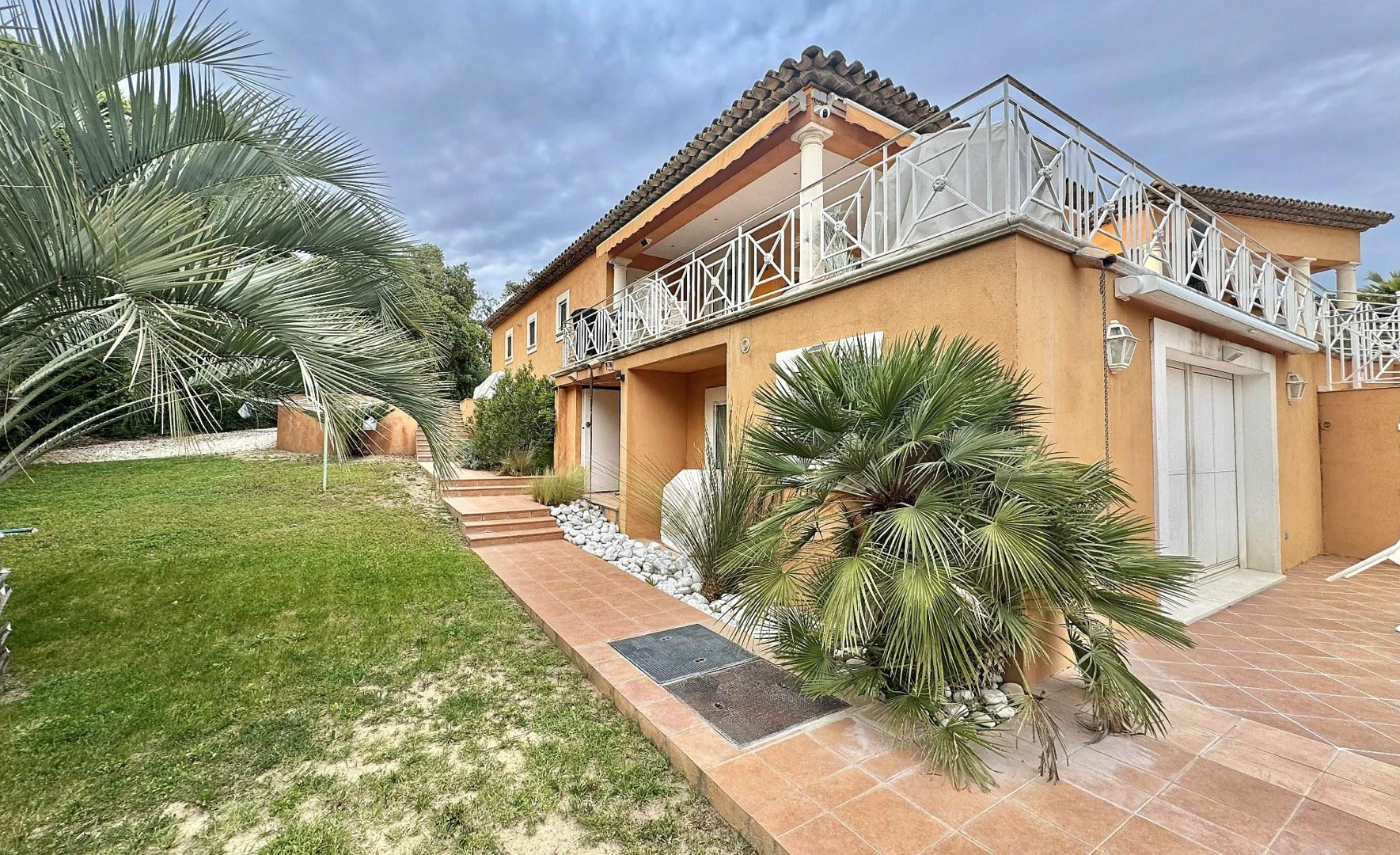 Magnificent Detached Villa Offering Approximately 300 m² of Living Space in Grimaud - Property photo 2